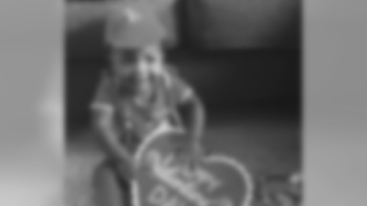 jforsett[Justin Forsett]: Happy Valentines Day from the Forsetts! My son Zion had a great bday party.