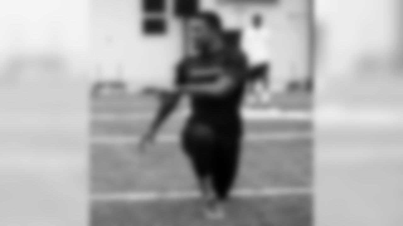 tonyjefferson1 [Tony Jefferson]: I'm All black wit it - ok and grey socks