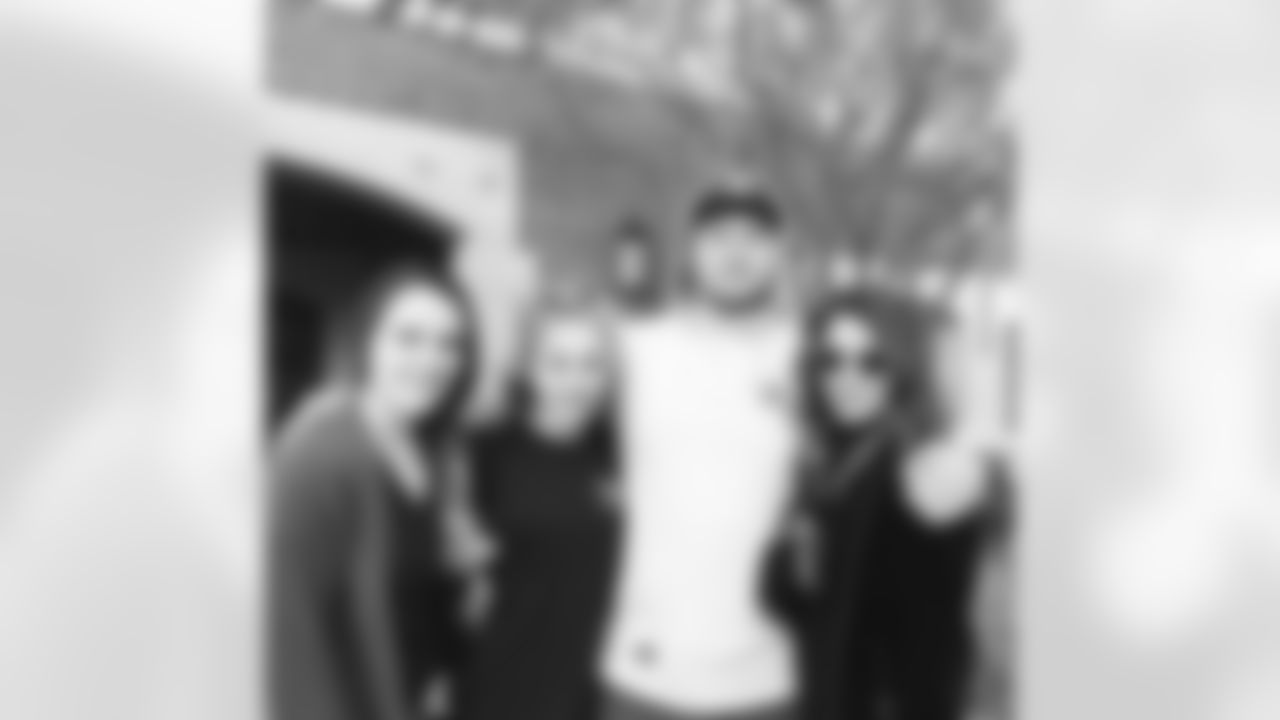 alexlewis72T [Alex Lewis]: Thankful for my family to come out and visit for thanksgiving! #blessed