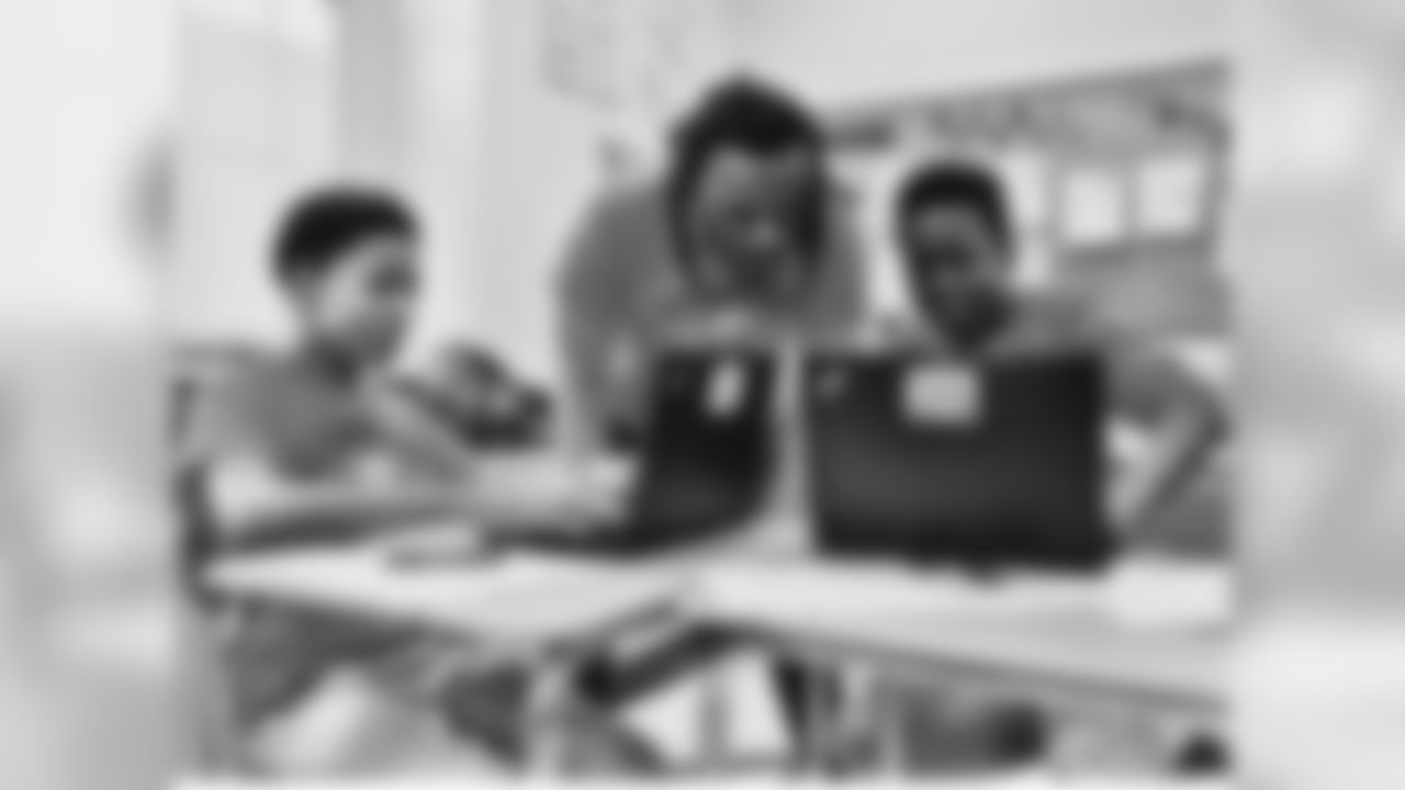 brandoncarr39 [Brandon Carr] Got a win on Sunday...Got a win on Monday! Principal for the day at Glenmount Elementary/Middle School. #CarrCaresFoundation #ravensnation #ravens #education