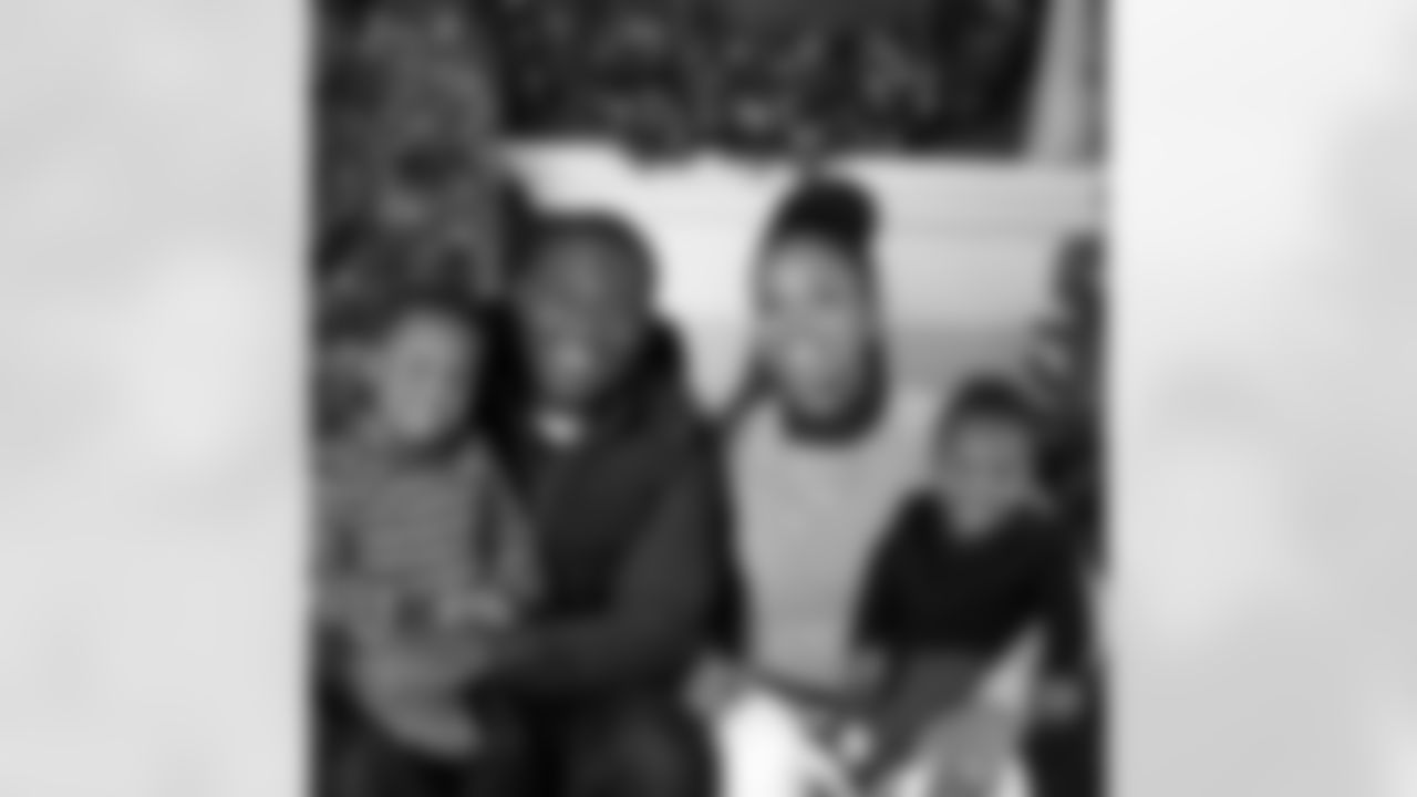 jforsett[Justin Forsett]: Merry Christmas from the Forsett Family!!