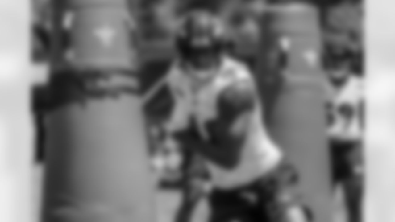 OLB Jeremiah Moon
