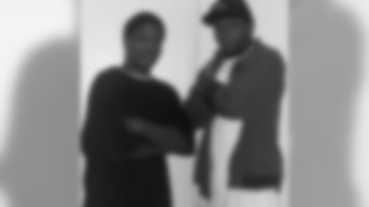 334upshaw41[Courtney Upshaw]:ThrowBack me and my brother. I got your back no matter what! Love you bruh!