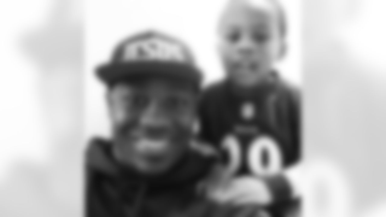 jforsett[Justin Forsett]: My 2 boys getting ready to trick or treat in their costumes made by my wife @aforsett