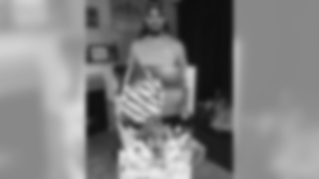 crockettgillmore[Crockett Gillmore]: Thanks for the painting @shawnf10 #murica #ravennation #theredthewhitetheblue