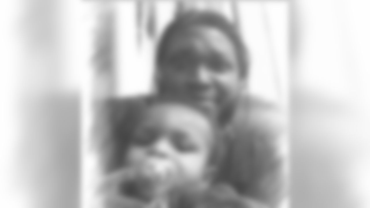 334upshaw41[Courtney Upshaw]:Miss my love! Doing daddy hair.