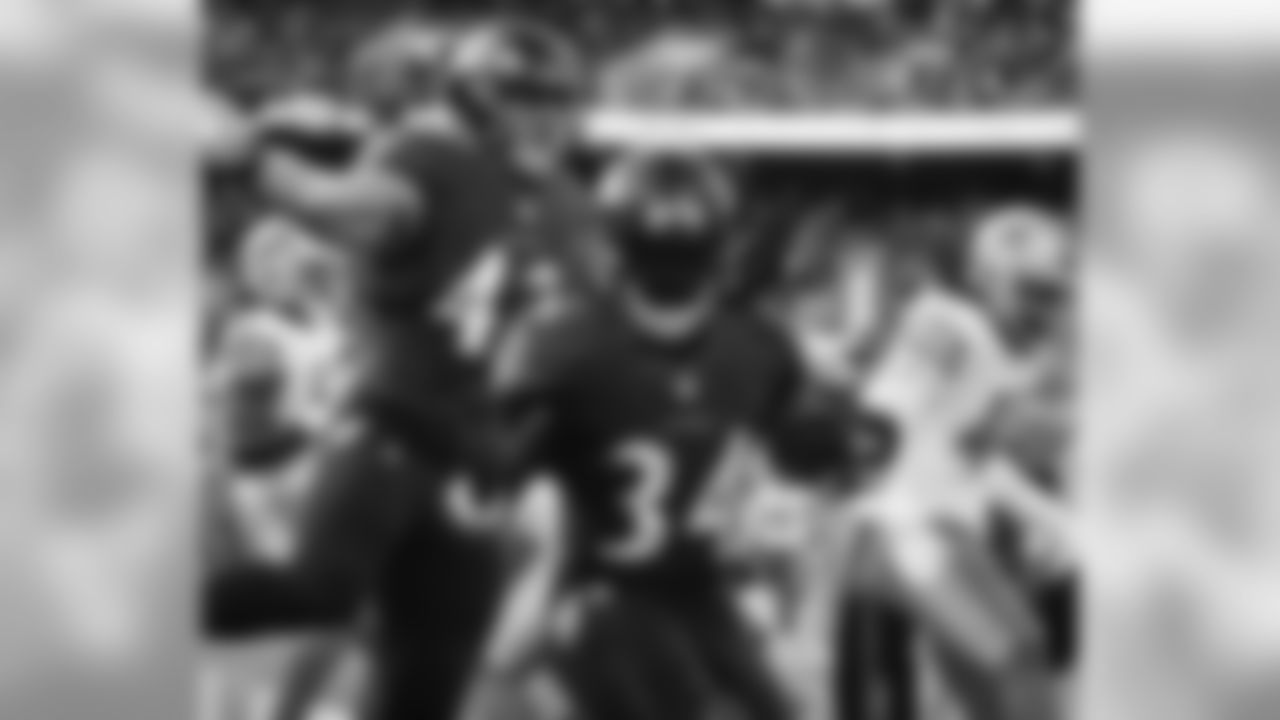 @budda03 (Alex Collins) " Hi mom 👋🏾 " S/O to them single moms out there going above and beyond to provide for theirs ! My mom had to provide for 5 plus at all times and never once complained or showed any weakness. My motivation , been leading by example since day 1 🤞🏾💯 #truewarriors #ak #adversitykillers