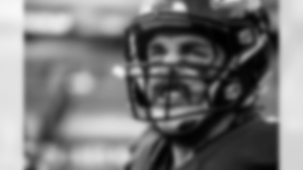 DE Derek Wolfe