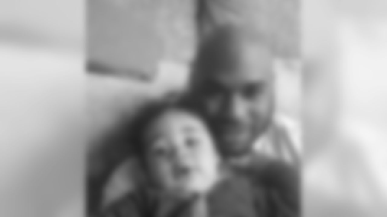 aceandsmitty[Steve Smith]:Sr & Jr chillin on Rainy day!!! Why not do a selfie rare time I'm not wearing a hat.. #stevsmithjr #stevessmithsr #agent89 #playlikearaven