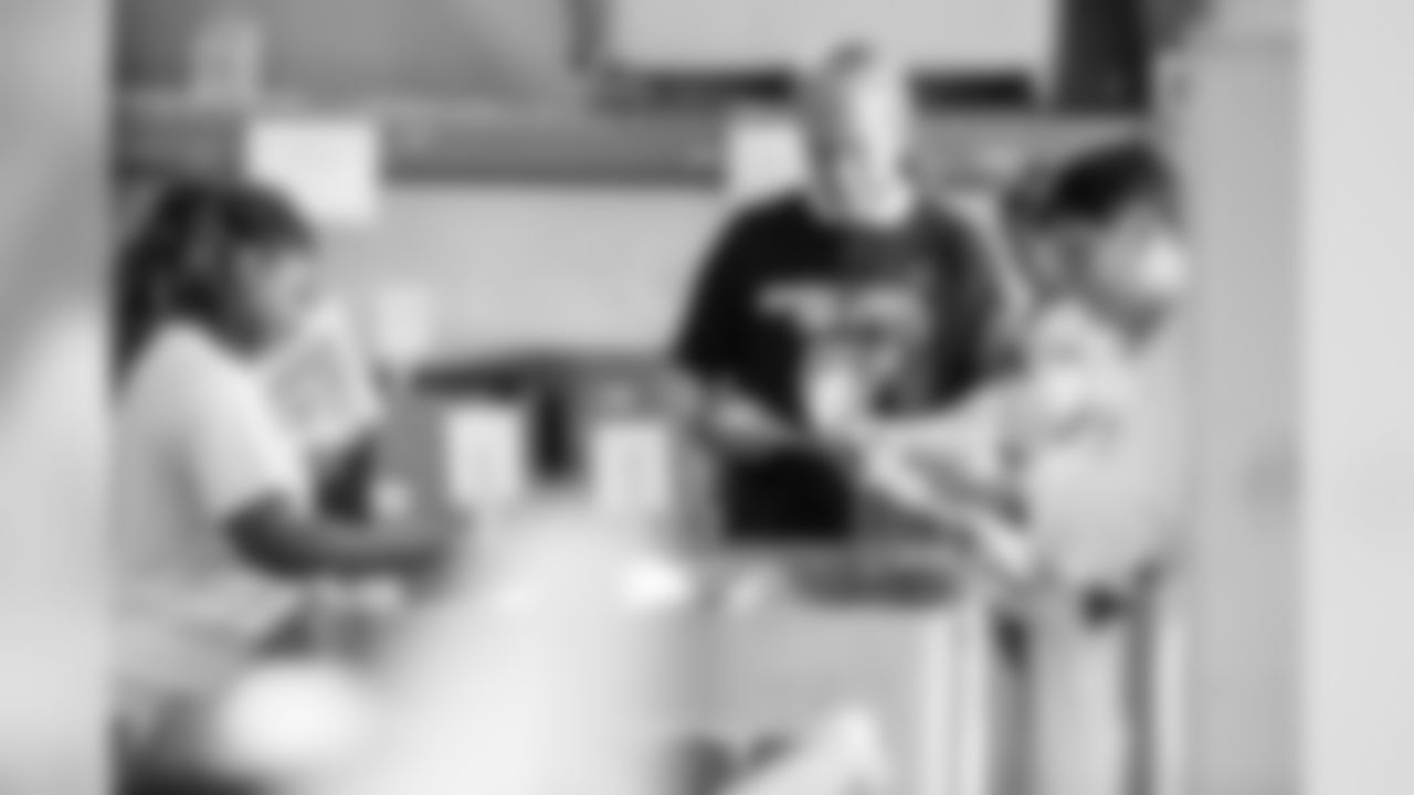 092319HuddleFor100WarehousePreview_0037