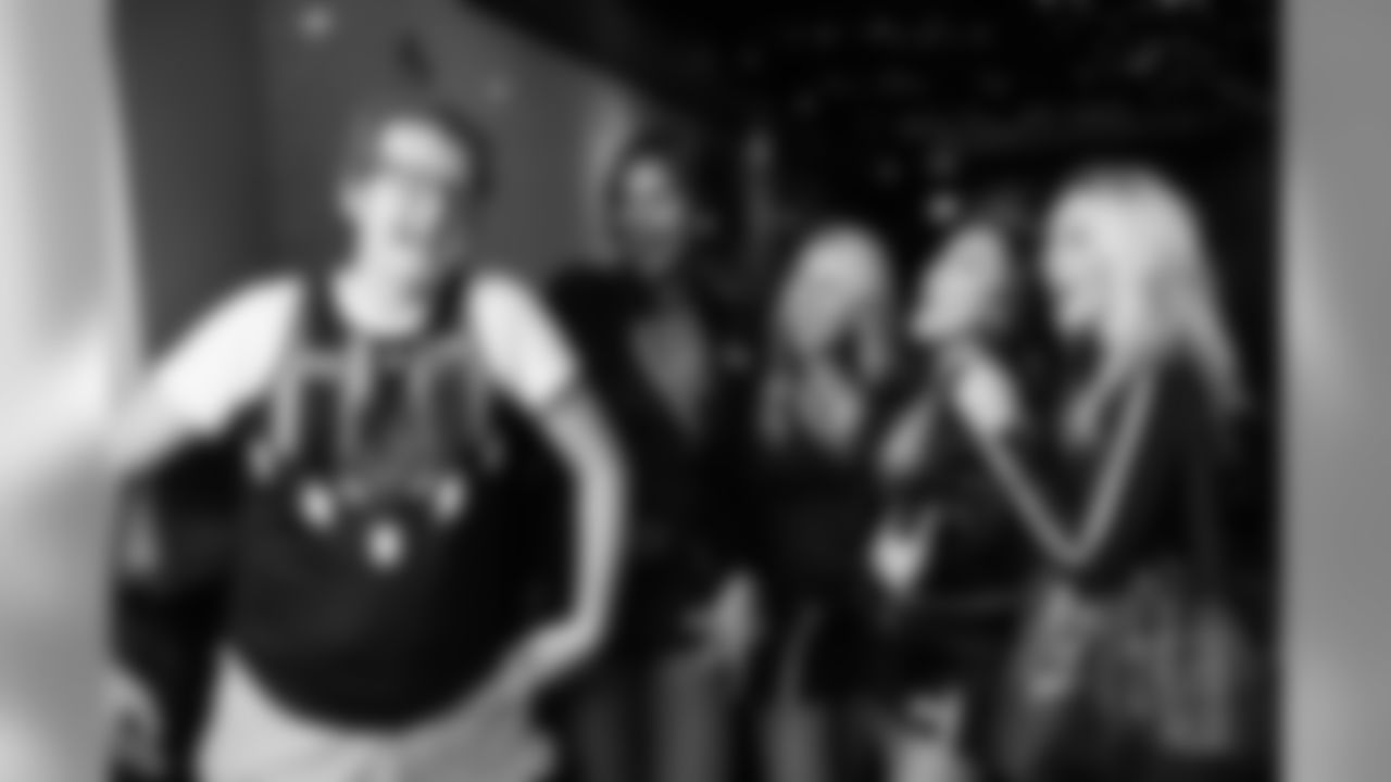 September 19, 2019
Ravens Bar Crawl in Federal Hill, Baltimore on September 19, 2019. The Ravens Cheerleaders, PlayMakers, Poe, and alumni ILB, Jameel McClain, and P, Kyle Richardson.
Bars visited were Wayward, Mothers, Nobles, Crossbar, and Magerks.