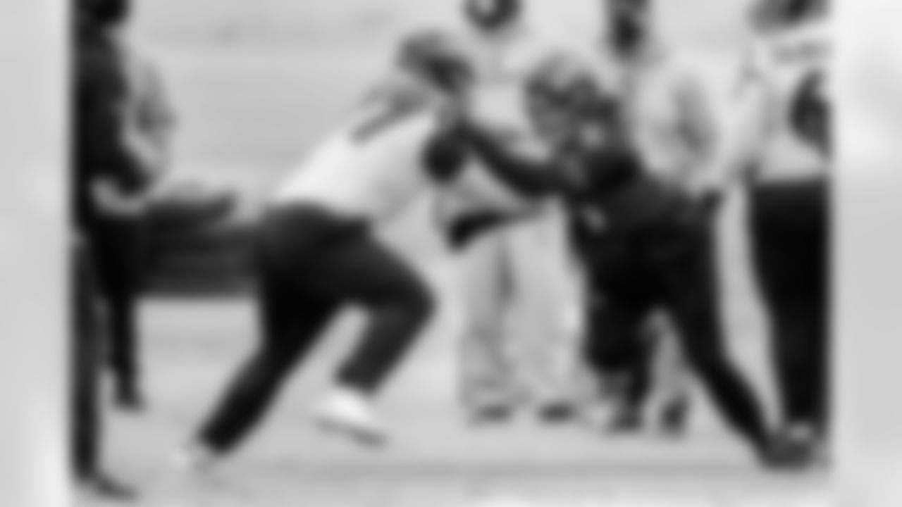 DE Derek Wolfe