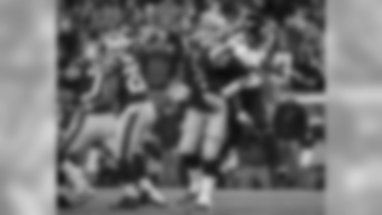 2014 AFC Divisional Playoffs – Brady Delivers in Clutch
Throwing three touchdown passes in the second half, Brady (33 for 50, 367 yards, three touchdowns, one interception) rallied the Patriots from a 28-14 deficit for a 35-31 victory in Foxborough. On the game-winning drive, Brady completed eight of nine passes and even ran for a first down. It was another example of why Brady is so dangerous in pressure situations. In this game, Brady threw his 46th career postseason touchdown pass to surpass Joe Montana (45) for first place on the all-time list.