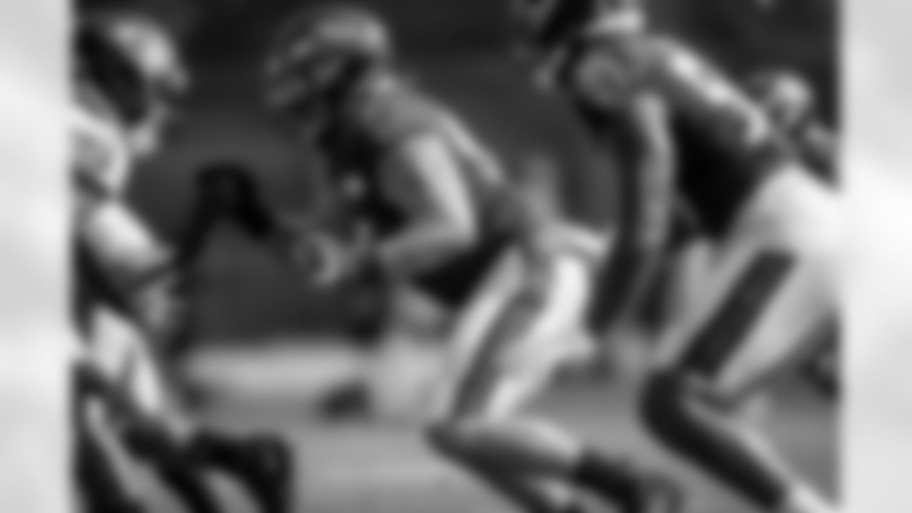 DE Derek Wolfe