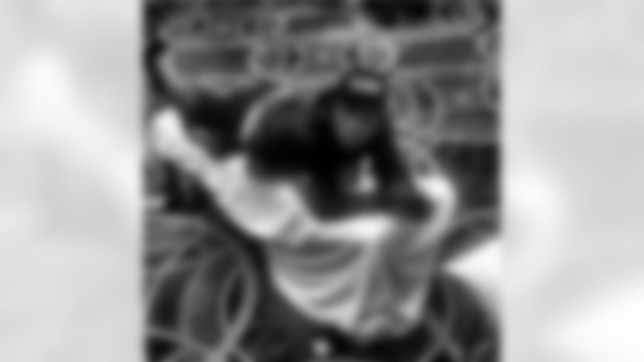 bryantmckinnie [Bryant McKinnie]: Look @ the bed they give @rayrice27 [Ray Rice] when we on the road! Fits him well doesn't it lol