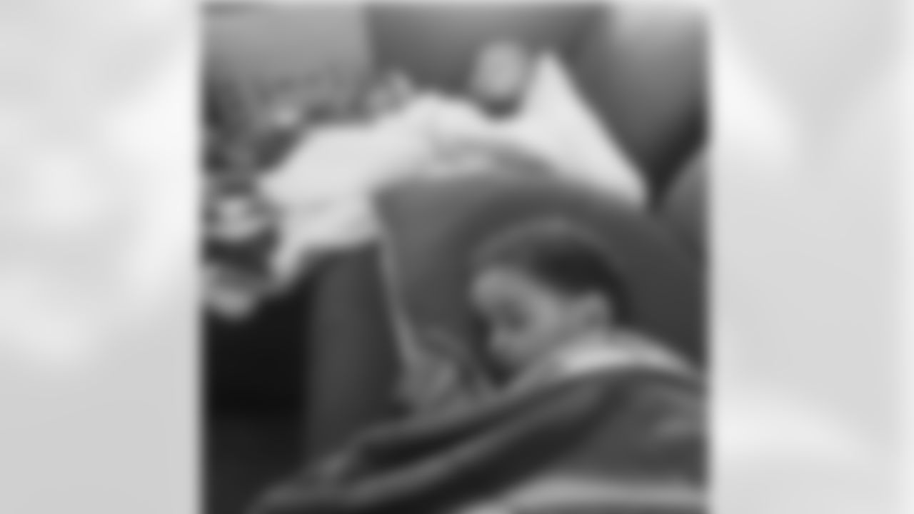 brandonw_66 [Brandon Williams]: When mommy is away, daddy lays down the law!!!!! #KevinHartVoice #HeadsInBeds #EveryBodyGoNightNight #SayItWithYoChest