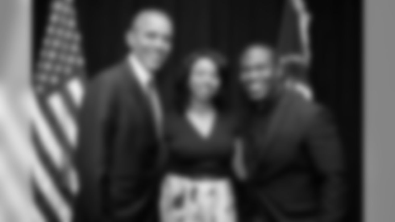 jforsett[Justin Forsett]: The moment we've all been waiting for my picture with POTUS @BarackObama and my wife! #ProfilePicForEverything #GreatNight #Besties