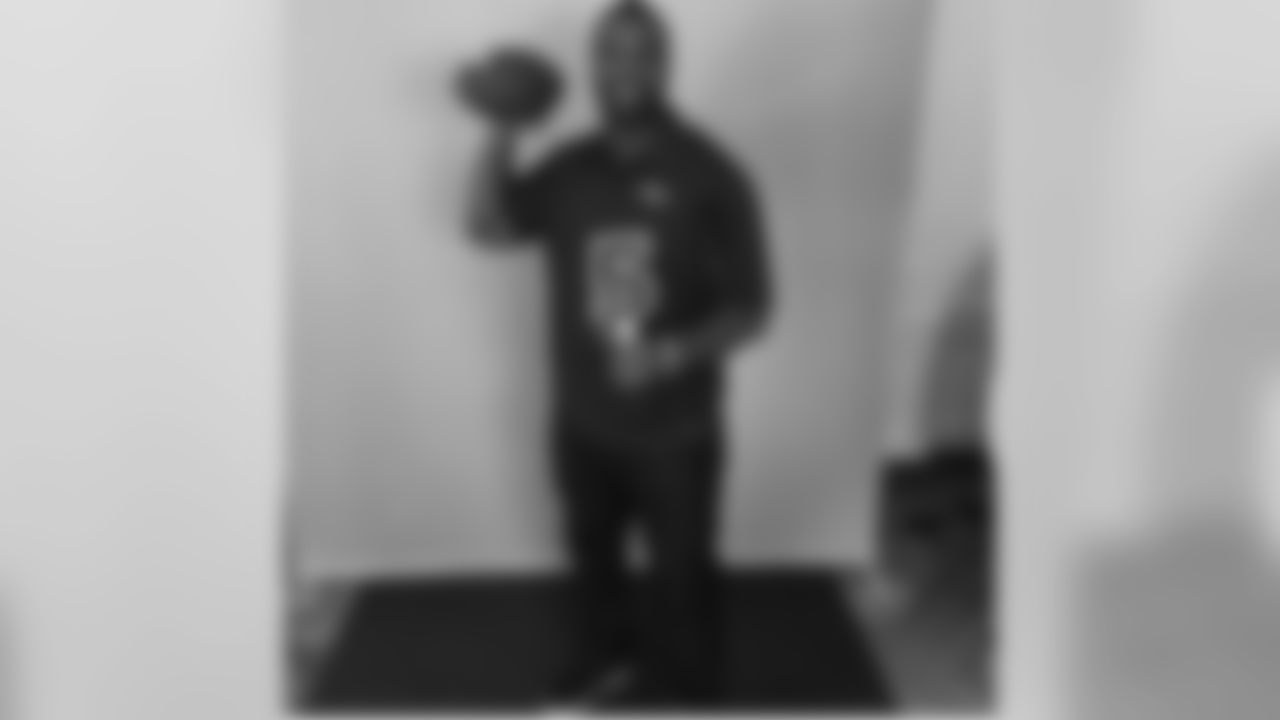 chriscanty99[Chris Canty]:Doing my best #JoeFlacco impersonation at the annual White House Easter Egg Roll. #Gimmefive #LetsMove #EasterEggRoll #NFL #Ravens #Ravensnation