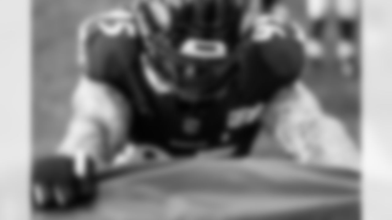 DE Derek Wolfe