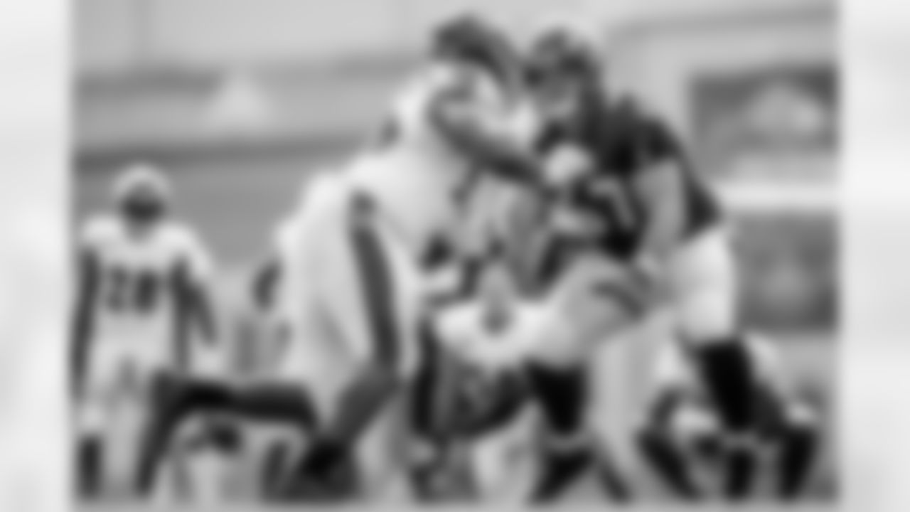 G Ben Bredeson blocks DT Aaron Crawford