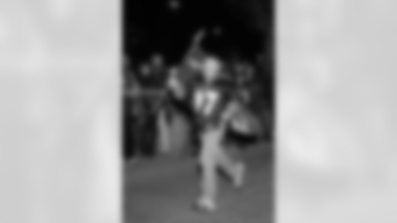 Nearly 1,000 fans gather in Owings Mills to show their support for the Ravens after they play in the AFC Championship game in January 2009. [Courtesy of Cappy Jackson]