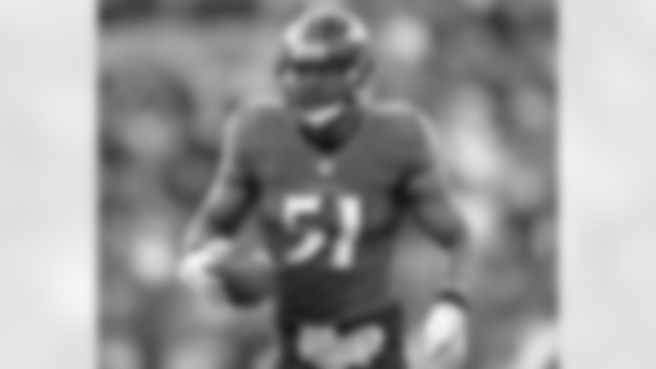 The Ravens re-signed Smith to a four-year contract this offseason, and he is expected to anchor the defense from the middle linebacker spot. Smith also has two young talented linebackers competing for playing time next to him in Arthur Brown and rookie first-round pick C.J. Mosley. He has worked with them earlier in the offseason, but now he'll get some additional practice reps alongside them.