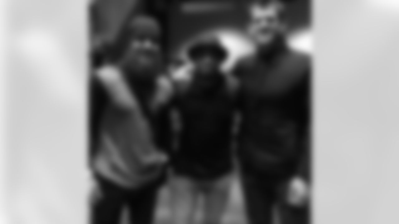 aceandsmitty [Steve Smith]: For most of my career I've always had a fellow #Utes in the huddle it's been really cool!! FYI the guy with the ears is Jordan Gross #utahutesfootball #TBT @j2thegross #stevesmithsr #RavensFlock #agent89