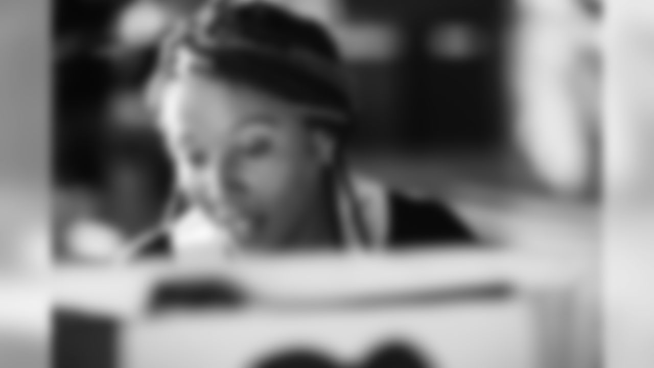 October 11, 2019
Baltimore Ravens Sip N Paint event for cancer survivors and patients at M&T Bank Stadium. Current players, WR Chris Moore and CB Cyrus Jones spent time with the ladies chatting, in the photo booth, and painting.