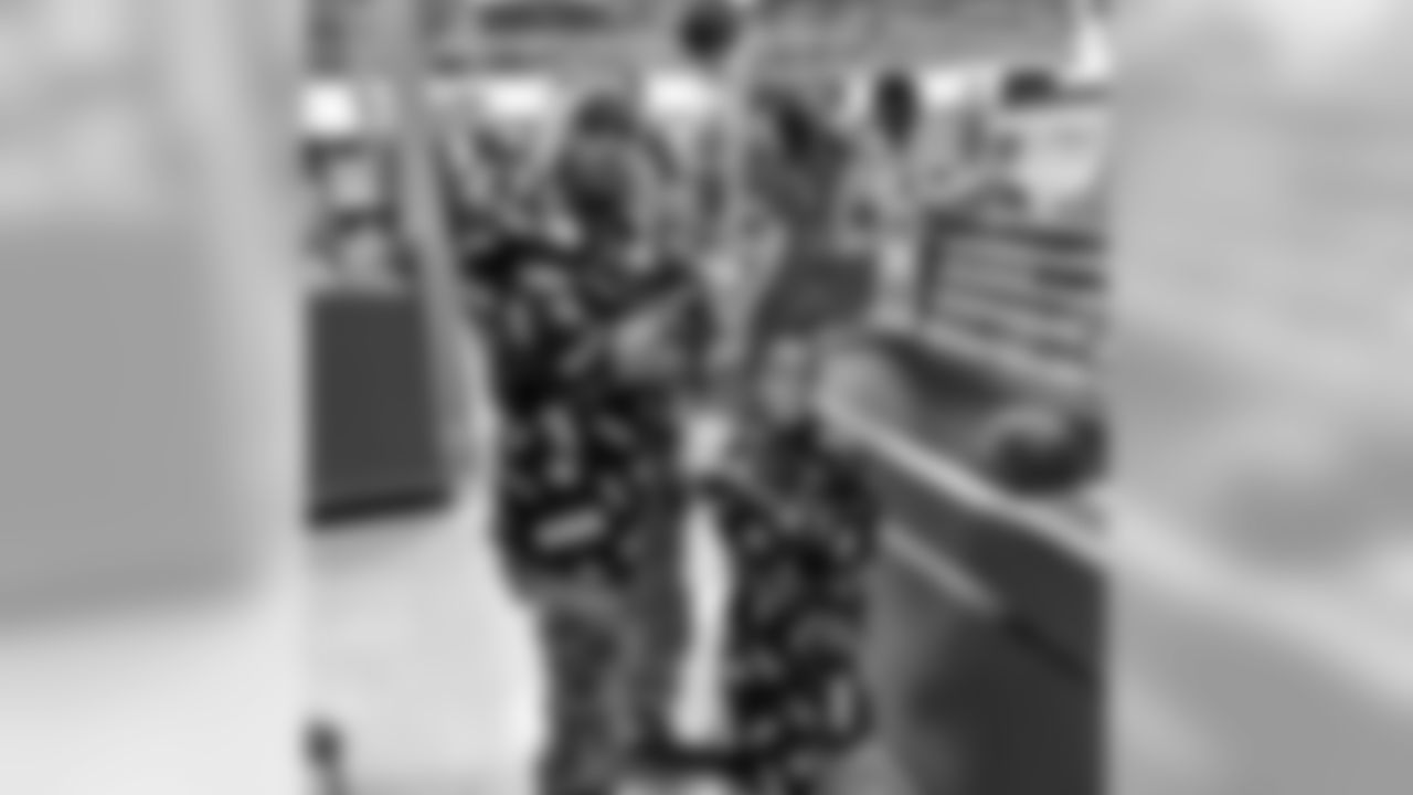 ravens[Baltimore Ravens]:Holiday Helpers was a big success...clearly. @aceandsmitty #PlayLikeARaven