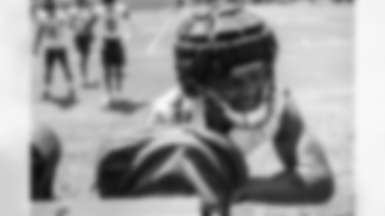 LB Trenton Simpson