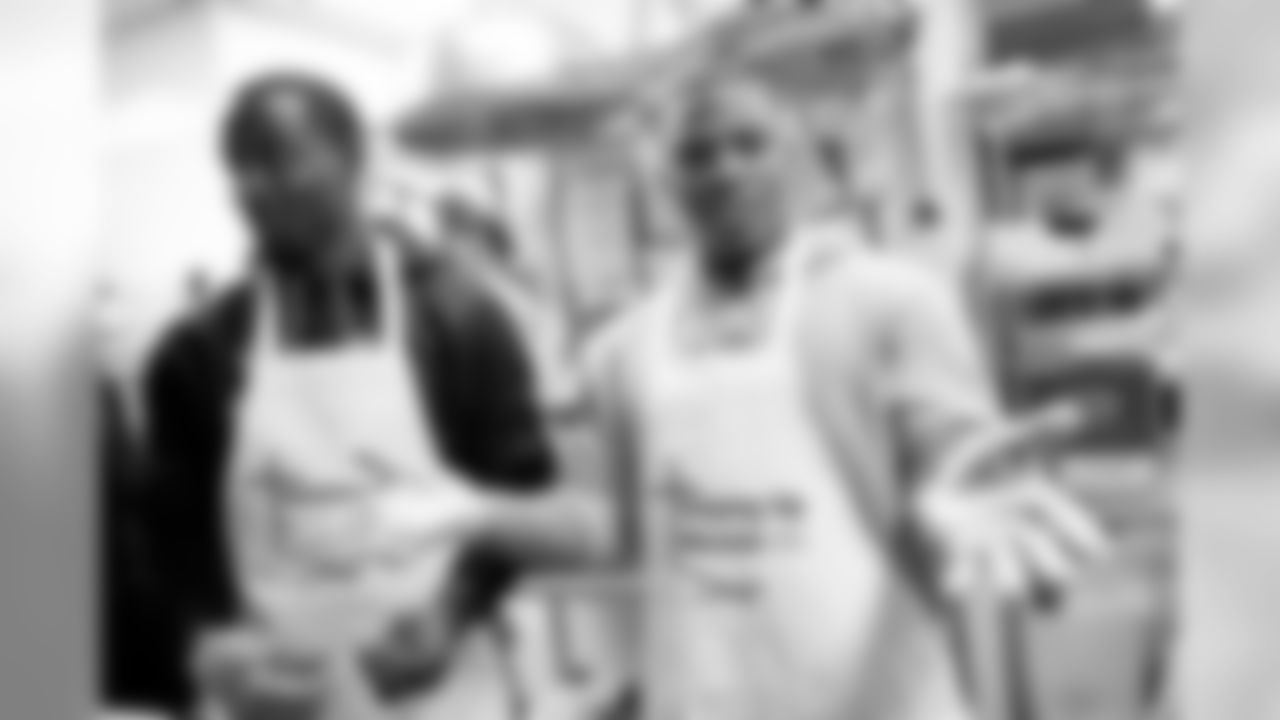 Ravens players, including LB Ray Lewis, RB Ray Rice, G Ben Grubbs and LB Jameel McClain provided Thanksgiving meals to 1,500 Maryland families this year. Each year, 235,000 people throughout Maryland rely on community feeding programs to avoid going hungr