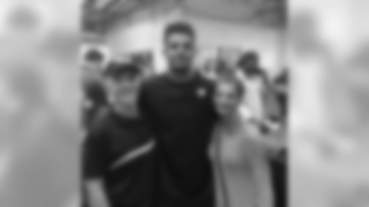 @vedvikkk (Kaare Vedvik) Played in my third NFL game yesterday & the flock came up with a big W! 😈 Do what you love and do it with passion!
Thanks to my guy @coachgoggans47 & @jperla6 for coming out to see me play 🤘🏽🤘🏽#ravensflock