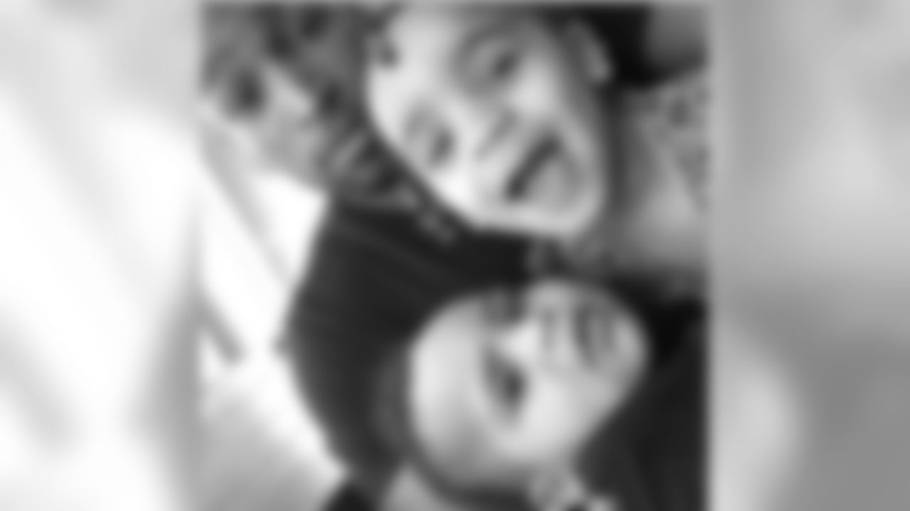 eugenemonroe60[Eugene Monroe]:The gang! My kiddos and I just hanging! #family #love #fatherhood #nfl #baltimore #ravens