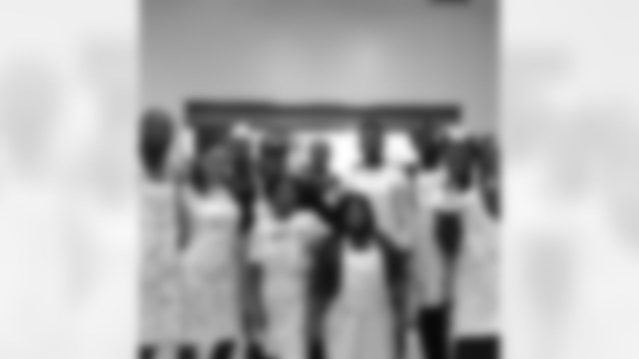 tytaylor2 [Tyrod Taylor]: Always a good time when you can lend a hand and put a smile on someone's face! Had a great time with Bart Scott and my teammates at the 8th annual Helping Up Mission Thanksgiving Distribution.