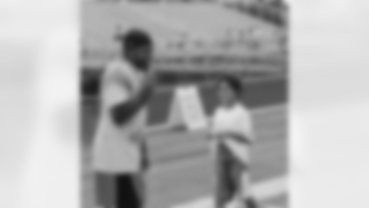 aceandsmitty [Steve Smith Sr.]: Nothings cooler then when you see the sport you love is the sport he loves. #prouddaddy #agent89 #stevesmithsr #bam #mytwin @procamps