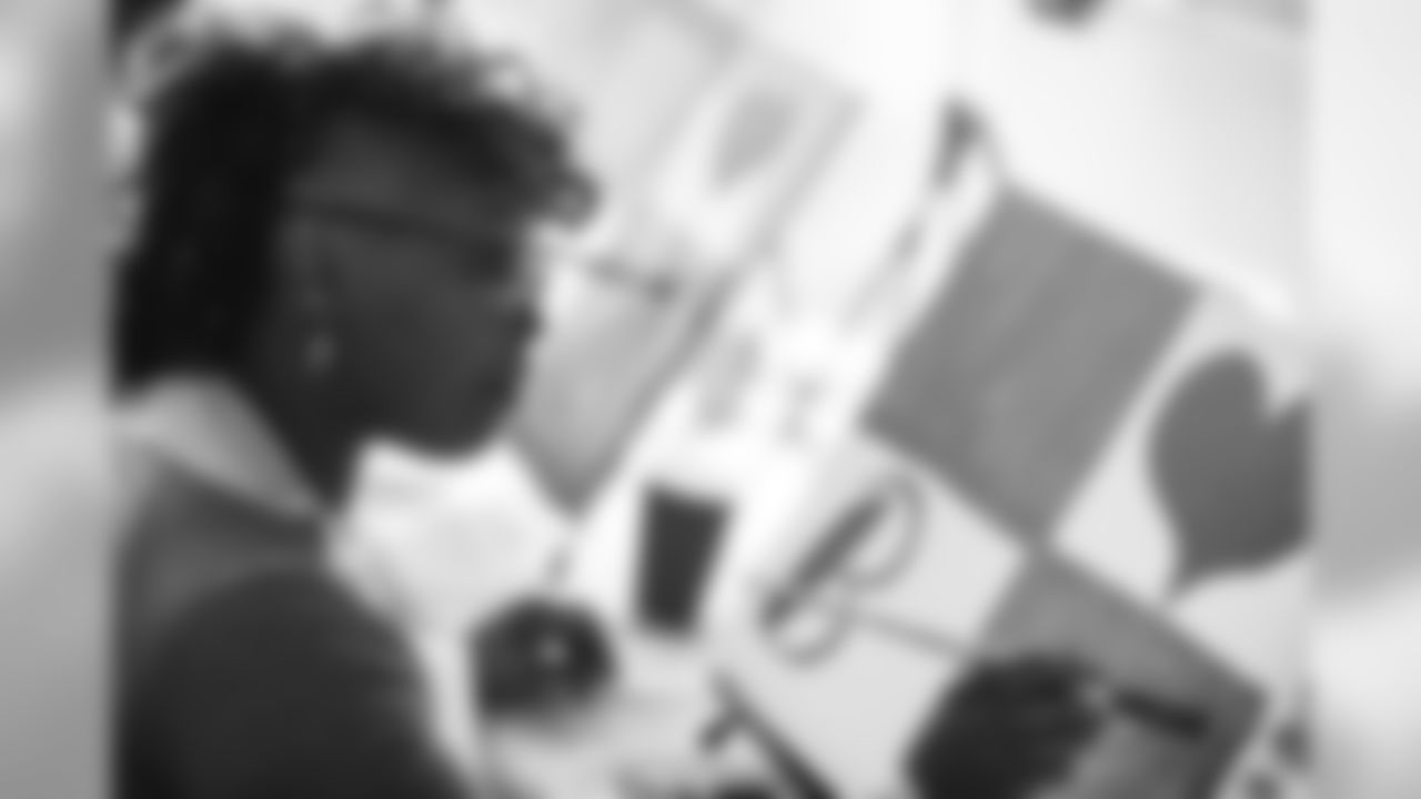 October 11, 2019
Baltimore Ravens Sip N Paint event for cancer survivors and patients at M&T Bank Stadium. Current players, WR Chris Moore and CB Cyrus Jones spent time with the ladies chatting, in the photo booth, and painting.