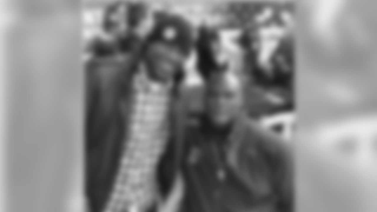 jforsett[Justin Forsett]:Got a chance to meet Colonel Gadson at the Army vs Navy game! #RealDeal