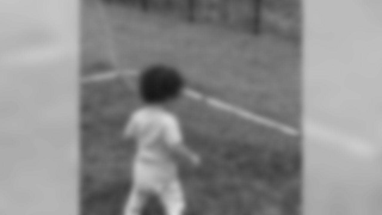 aceandsmitty[Steve Smith Sr.]: Deuce in the back playing soccer with a basketball and beach ball lol! \ maybe his big brother @peytondsmith will let him use a soccer ball next time #goallll #shoot #deuce #smithjr