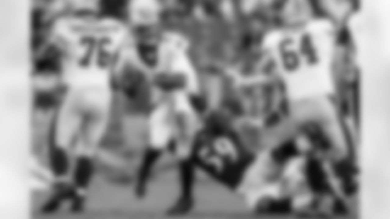 LB Daelin Hayes sacks Saint's QB Jameis Winston