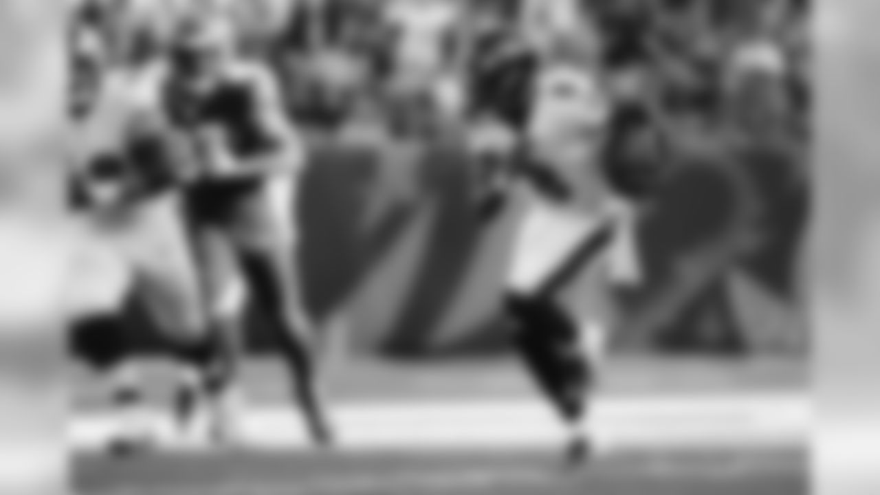 Baltimore Ravens quarterback Lamar Jackson (8) runs the ball for a touchdown during the second half of NFL football game against the Cincinnati Bengals, Sunday, Nov. 10, 2019, in Cincinnati. (AP Photo/Frank Victores)