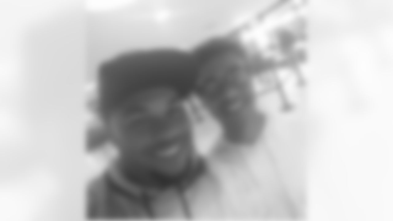 aceandsmitty [Steve Smith Sr.]: Hanging out with my boy.. @peytondsmith doing some father son time... nothing better than loving on him. #soproud of him #Familytime