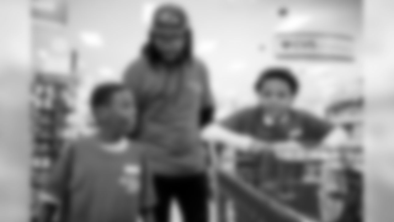 HolidayHelpers120417sh11