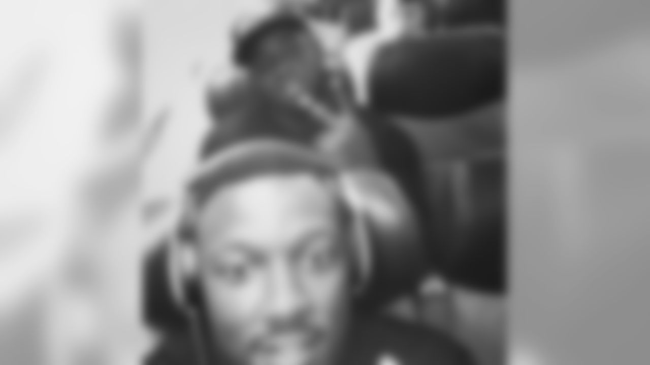 zobot_34 [Lorenzo Taliaferro]: Wheels up headed to Cleveland with my dawg @tjernigan8 and the rest of the rookies