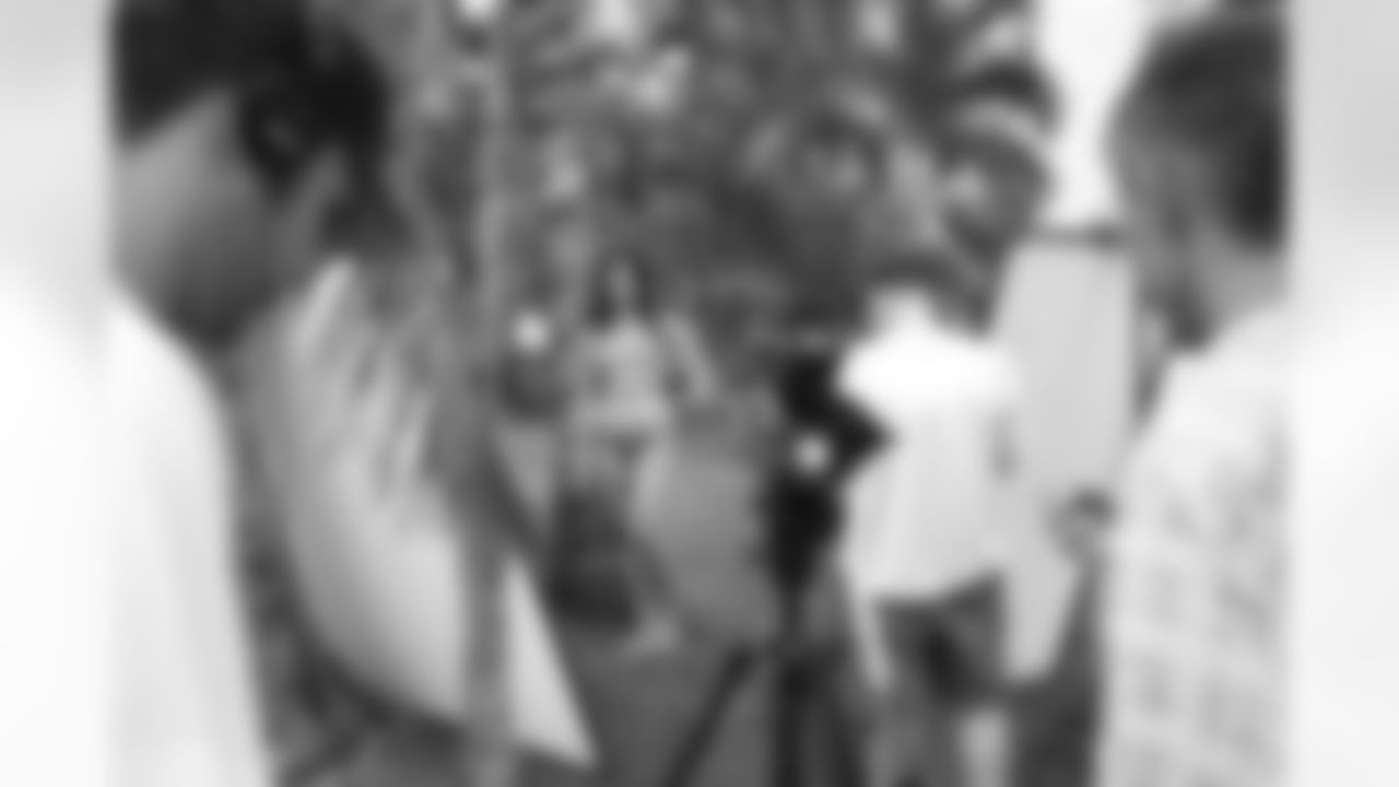Sammi Jo shoots her Silhoette profile for RAVE-TV.