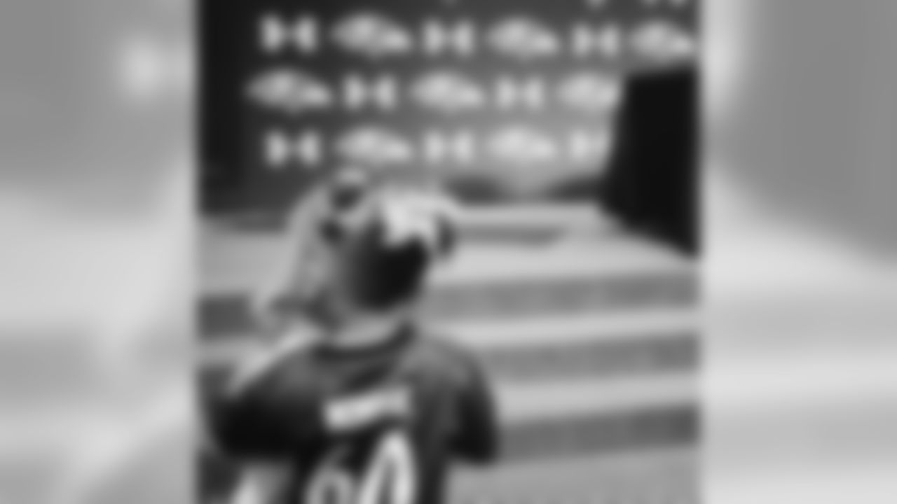 eugenemonroe60 [Eugene Monroe]: Farah getting ready for her press conference!