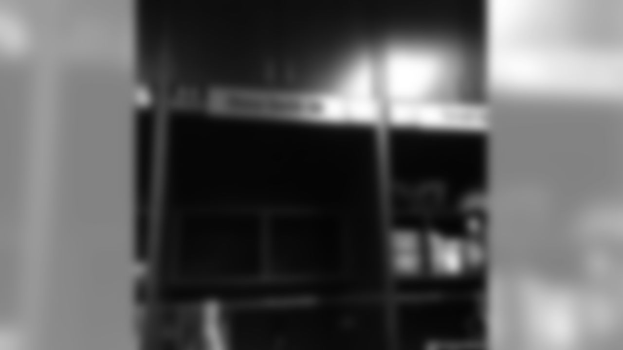 ravens [Baltimore Ravens]: @aceandsmitty [Steve Smith Sr.] and @untouchablejay55 [Terrell Suggs] are locker neighbors. #rp from @torreysmithwr [Torrey Smith] #ravens