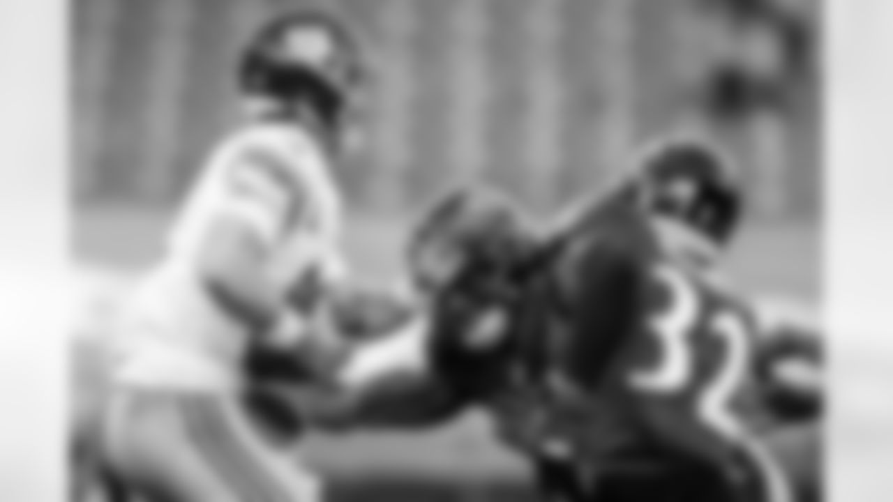 LB Chris Board sacks Daniel Jones