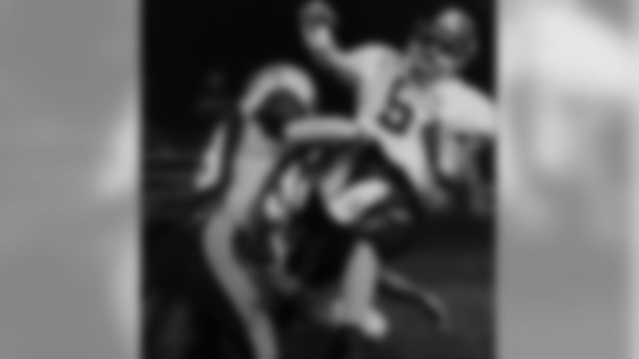 ginograd56[Gino Gradkowski]:Face timing my niece with her sweet hairdo Haha @brittkuhn1