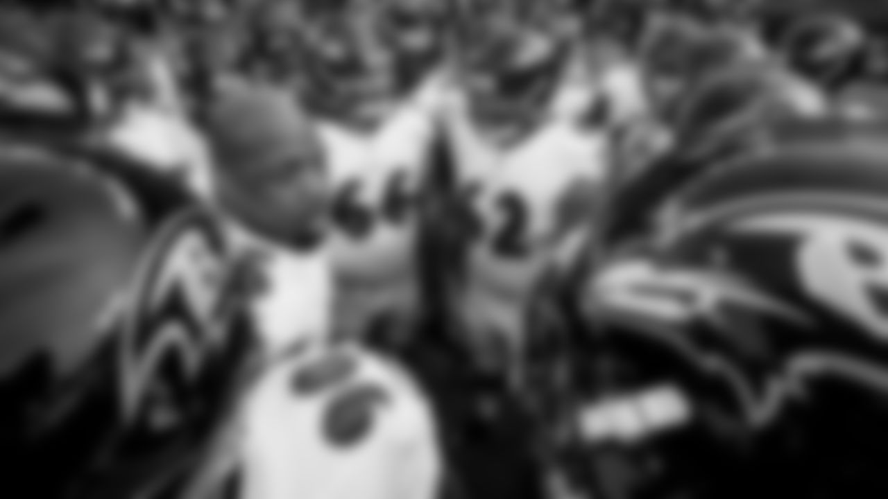 OLB Terrell Suggs leads team huddle