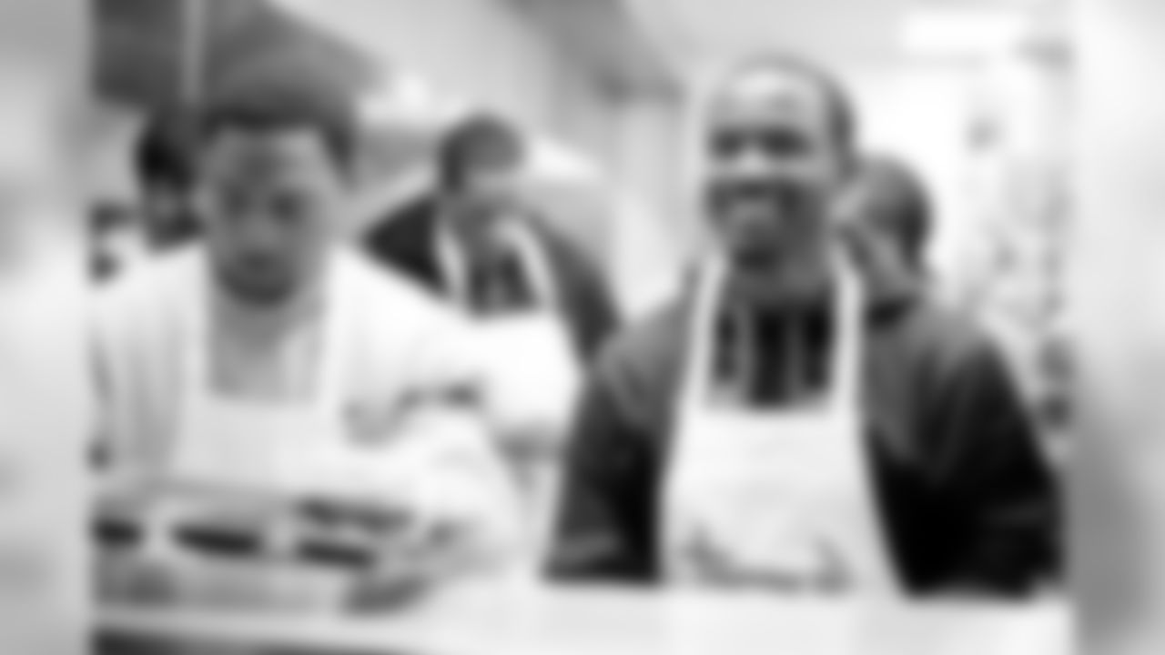 Ravens players, including LB Ray Lewis, RB Ray Rice, G Ben Grubbs and LB Jameel McClain provided Thanksgiving meals to 1,500 Maryland families this year. Each year, 235,000 people throughout Maryland rely on community feeding programs to avoid going hungr